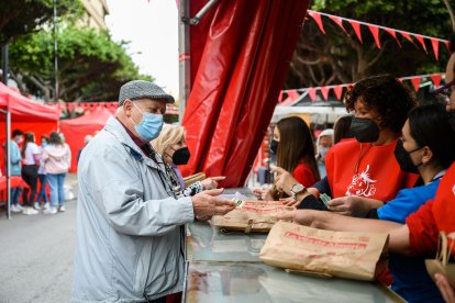 Los almerienses adquieren sus productos solidarios.