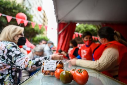 Compra solidaria de tomates.