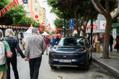 Saveres estuvo presente en el Paseo de Almería con un coche Honda.