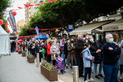 Colas para adquirir los productos solidarios.