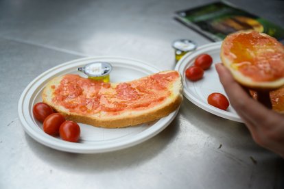Una perfecta combinación, tomate y aceite.