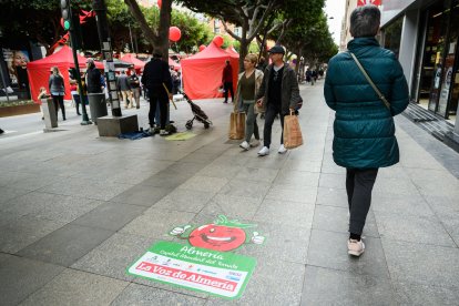 Pegatinas en el Paseo de Almería.