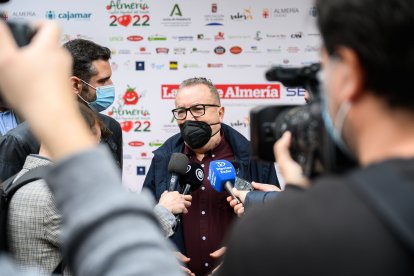 Pedro Manuel de la Cruz, director de LA VOZ, junto al alcalde, Ramón Fernández-Pacheco.