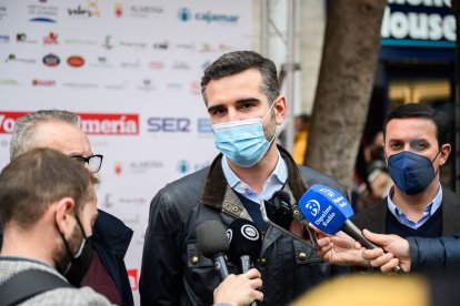 El alcalde de la ciudad, Ramón Fernández-Pacheco, atendiendo a los medios de comunicación.