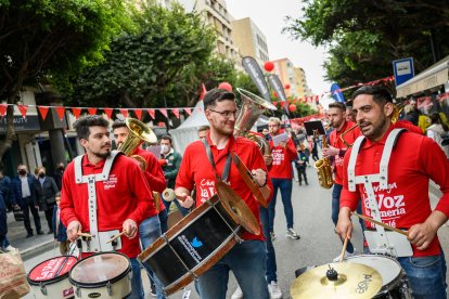 La charanga de LA VOZ anima la jornada.