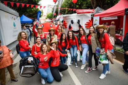 Todos quieren sus fotos con las mascotas de la jornada.