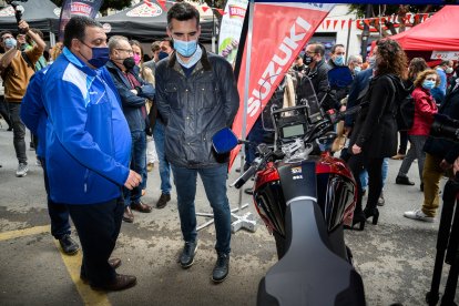 El alcalde Almería se interesa por uno de los vehículos expuestos.