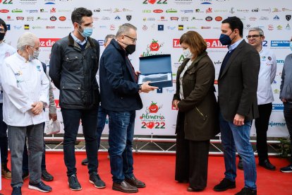 Acto de entrega de la placa homenaje.