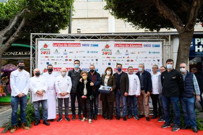 Foto de familia tras el acto de entrega de la placa homenaje.