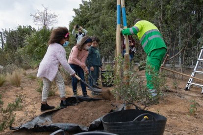 En el Parque de las Familias, ha tenido lugar otra plantación en la que los más pequeños han sido los jardineros.