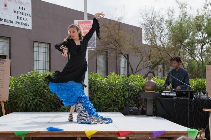 Baile para el Día del Árbol y la Poesía.