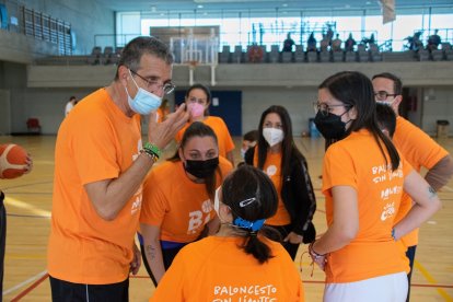 Dando instrucciones antes de volver a la cancha.