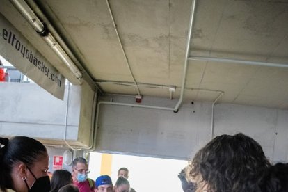 Repartiendo las camisetas para iniciar el día.