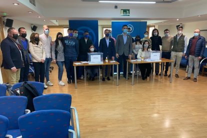 Foto de familia junto con el presidente y el secretario general del PP de Almería, Javier A. García y Ramón Fernández-Pacheco.