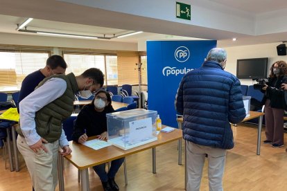 El PP de Almería vota para elegir al próximo presidente de los populares.
