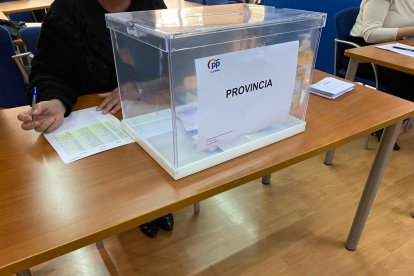 Urna preparada para la votación.