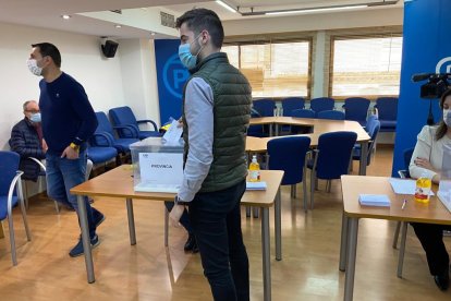 La votación tiene lugar en la sede de los populares, en el Paseo de Almería.