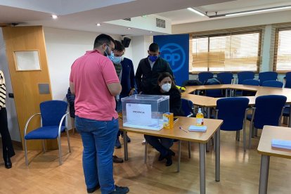 El PP de Almería vota para elegir al próximo presidente de los populares.