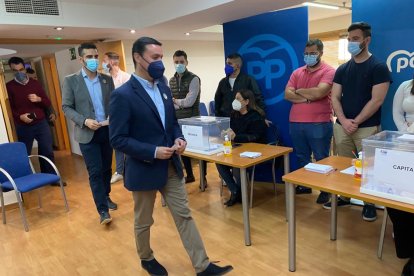 El presidente y el secretario general del PP de Almería, Javier A. García y Ramón Fernández-Pacheco, respectivamente, acuden juntos a votar.