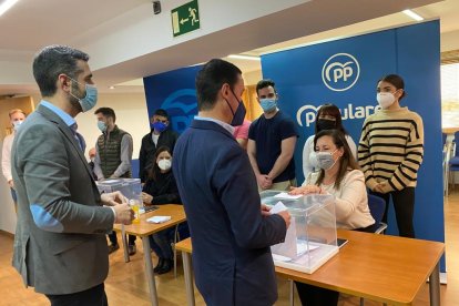 El presidente del PP de Almería, Javier A. García, vota en la sede del PP.