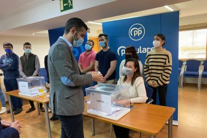 El secretario general del PP de Almería, Ramón Fernández-Pacheco, ejerce su derecho al voto.