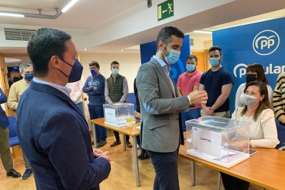 Ramón Fernández-Pacheco, votando este lunes.