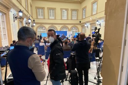 Medios de comunicación para cubrir el acto.