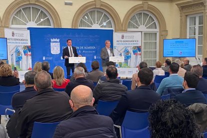 El presidente de la Diputación de Almería, Javier A. García, y el presidente de Next Educación y organizador de la jornada, Manuel Campo Vidal.