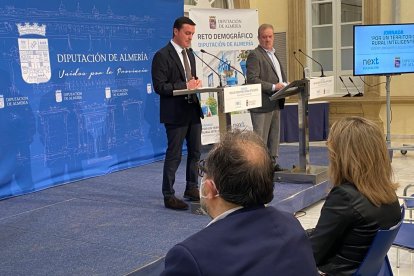 El presidente de la Diputación de Almería, Javier A. García, y el presidente de Next Educación y organizador de la jornada, Manuel Campo Vidal.
