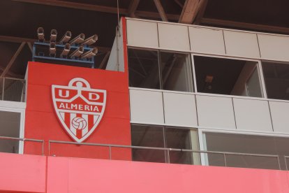 El escudo del Almería que va a presidir los partidos del equipo.