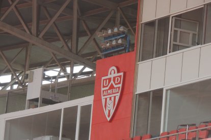 Los palcos VIP y el escudo que ha colocado el club.