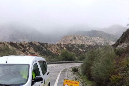 Diputación Provincial de Almería ha tenido que cortar las carreteras AL-6015 entre Chercos y Macael y la AL-7102 también en la Comarca del Almanzora, por varios arrastres y desprendimientos.