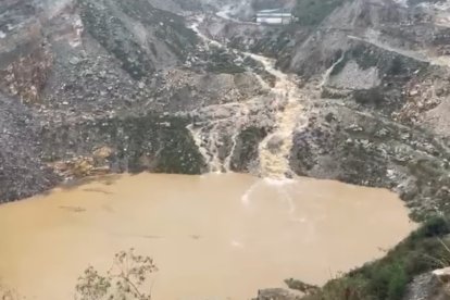 La lluvia ha convertido una cantera de Macael en una balsa de agua.