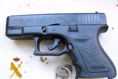 Intervienen una pistola detonadora.