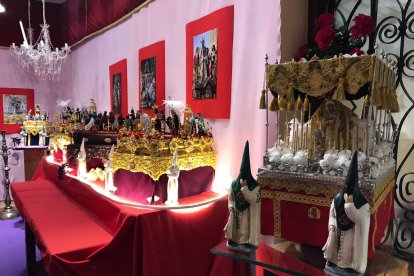 Parte de la muestra expuesta en Floristaería Azabache, en Calle de las Tiendas.