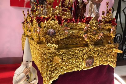 Detalle de los trabajos artesanales sobre el canasto y respiraderos.