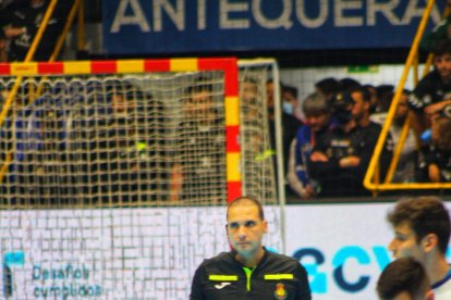 Un señor dentro y fuera de la pista.