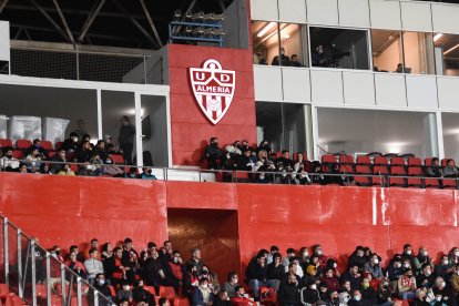 El escudo nuevo del Almería en Tribuna.