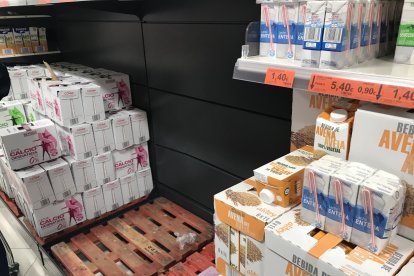 En Mercadona, han escaseado a mediodía la leche de su propia marca.