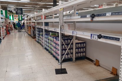 Carrefour apenas contaba con provisiones lácteas en sus pasillos.
