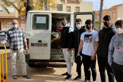 Alumnos del IES El Alquián recogen alimentos, ropa y material sanitario.
