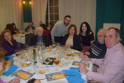 Mesa presidencial, Juana Simó, Antonio Gázquez, Maribel Imbernón con sus hijos y Pepe Vique y Juan Fernández.