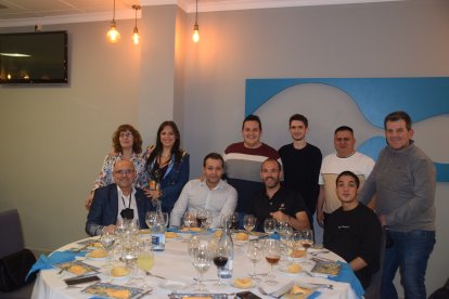 Rafael Calatrava, propietario de Casa Rafael con u equipo de cocina y Fenoy.