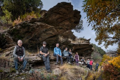 Posando junto a una acequia en Paterna del Río (FOTO: Domingo Leiva)