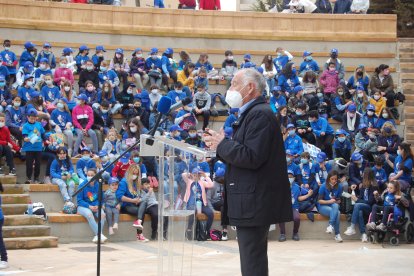 El primer Edil, que se dirigió a los alumnos con TEA, con unas palabras de cariño, correspondiendo al 