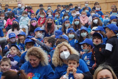 Los pequeños disfrutaron por poco rato de un espectáculo teatral, que fue cancelado por la lluvia.