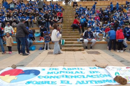 A pesar de la lluvia y el frío trece aulas de diez centros educativos del municipio han llenado las gradas del Anfiteatro.