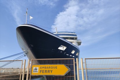 Permanecerá amarrado en el Muelle de Levante hasta las 8 de la tarde de este jueves.