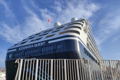 El crucero ‘Azamara Quest’ hace su primera escala en Almería.