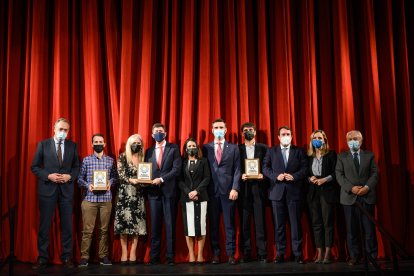 Foto de familia de premiados y autoridades.